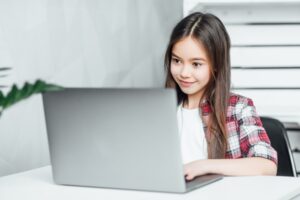 Со скольки лет и как нужно начинать учить английский ребенку
